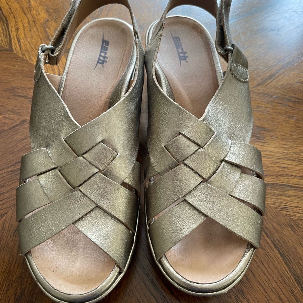 EARTH gold sandals